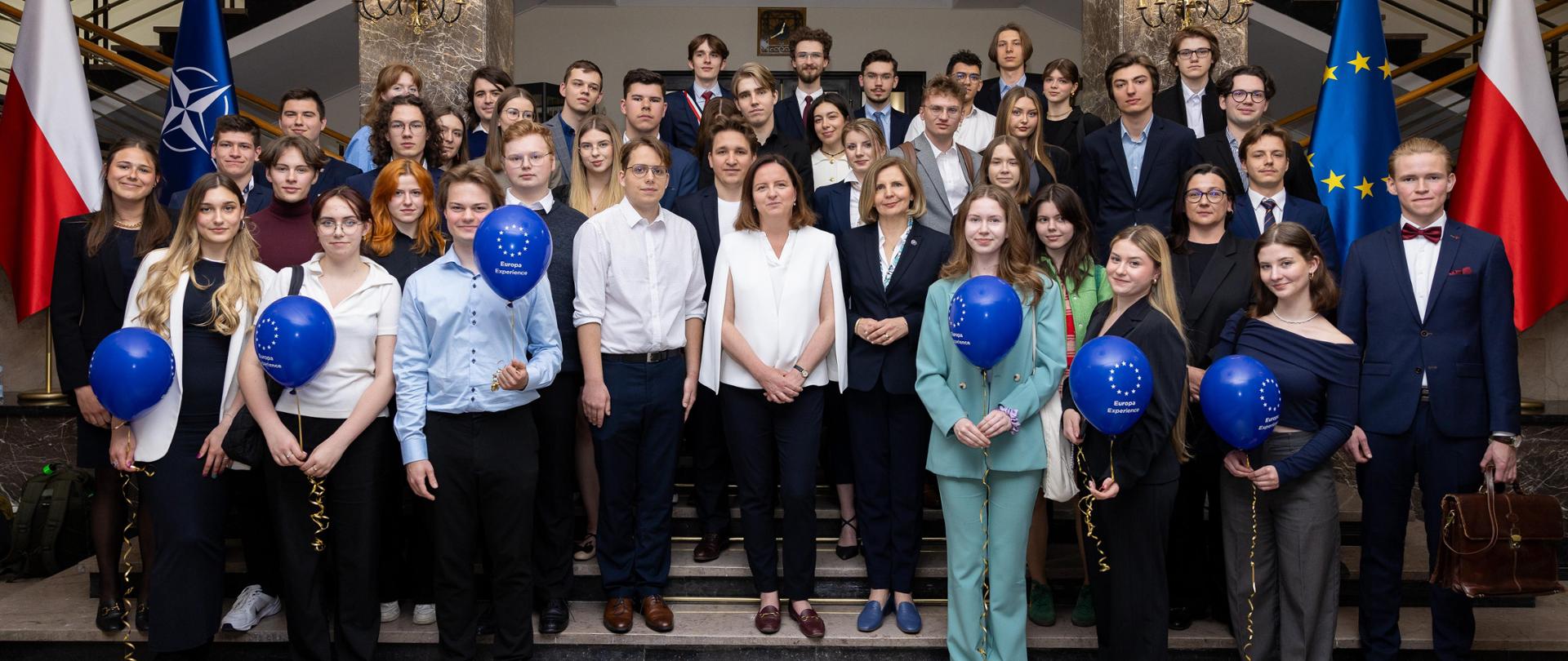 Z okazji 20 lat członkostwa Polski w Unii Europejskiej z inicjatywy wiceminister Anny Radwan odbyło się spotkanie ze studentami - zdjęcie grupowe w holu głównym MSZ